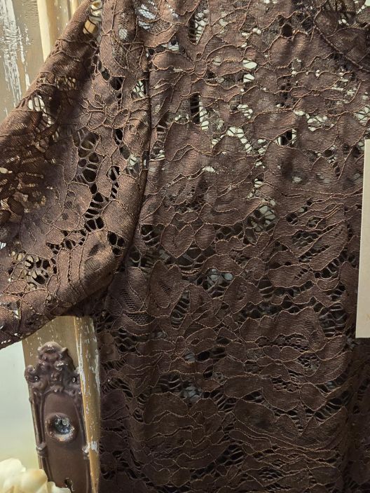 Marta du Château ihana pitsipaita 7707 Moro kaunis Ruskea romanttinen malli, ihana kun näkyy neuleen alta tuotekuva 2 Marta du Château ihana pitsipaita 7707 Moro kaunis Ruskea romanttinen malli, ihana kun näkyy neuleen alta tuotekuva 2