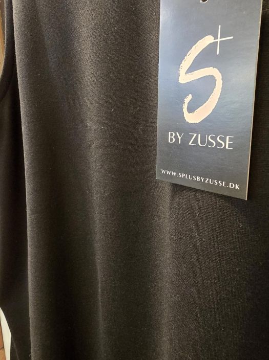 By Zusse hihaton mekko Buller Musta tilavat mitat ja miellyttävä viskoosi-jersey tuotekuva 1