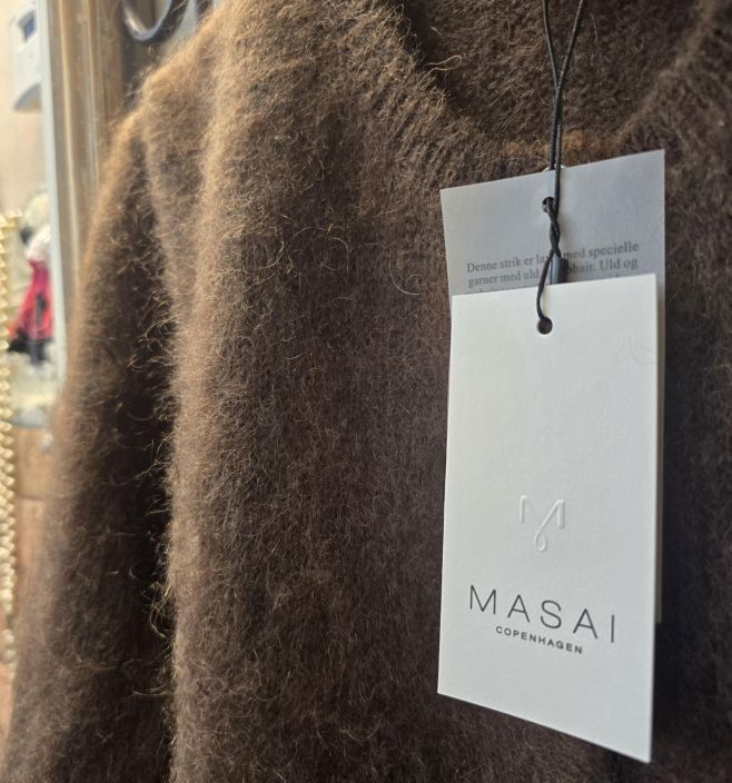 MASAI neulejakku Lavi Tummanruskea suora tyylikäs neulos tuotekuva 2 MASAI neulejakku Lavi Tummanruskea suora tyylikäs neulos tuotekuva 2