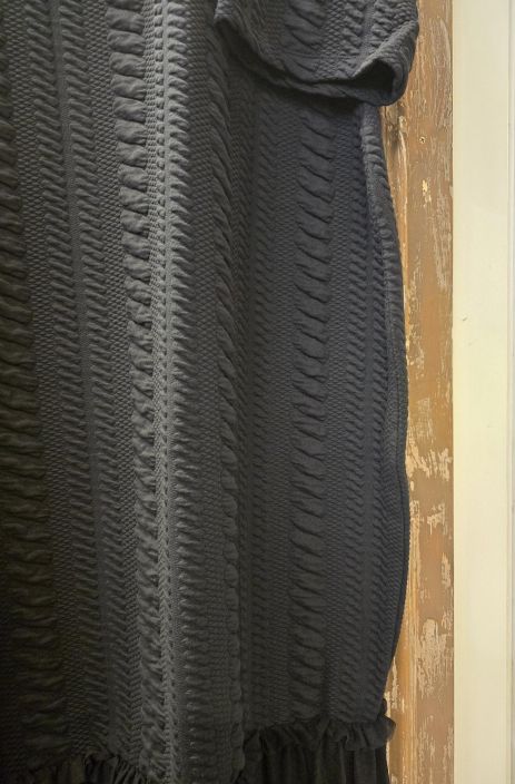 By Zusse pitkä maxi mekko Emma Ajaton musta upea juhlava ja tilava malli tekstuuriompeleilla tuotekuva 4