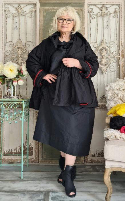 IGOR jakku Lucia (Musta) Tama upea IGOR jakku/takki voisi olla sinunkin vaatekaappisi jalokivi. Laatu on hieman &quot;kahisevaa&quot;