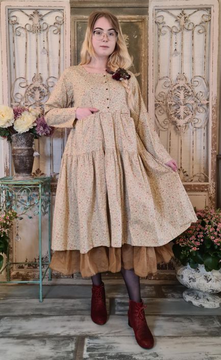 Les Ours mekko Myrtille (Kukka) Tama maalaisromanttinen kaunokainen on erittain suloinen ja miellyttavan tuntuinen paalla.