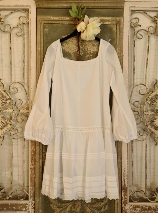 Rhum Raisin tunika/mekko N63 (Blanc) Tama romanttinen Rhum Raisin tunika/mekko on valmistettu ohuesta puuvillasta. Mallissa