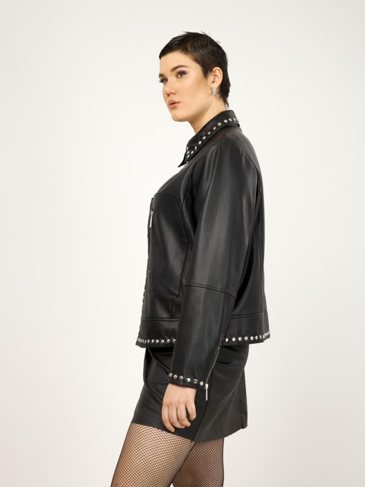 MAT takki 4049 / 8003 (Black) Kevyt takki runsailla tyylikkailla leikkauksilla. Laatu nayttaa erehdyttavan paljon nahalta,