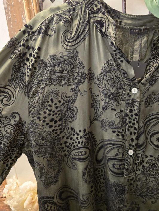 QNUZ paita 01 Vihreä pehmeä viskoosi satiini ja musta sametti tuotekuva 2 QNUZ paita 01 Vihreä pehmeä viskoosi satiini ja musta sametti tuotekuva 2