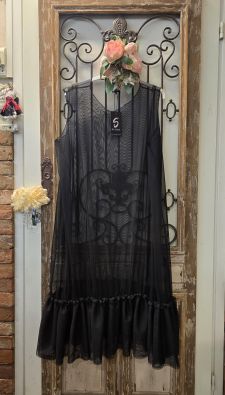 BY ZUSSE By Zusse alus-sifonkimekko Nika Musta ihana sifonki kauniilla helmalla viimeistelemään asusi