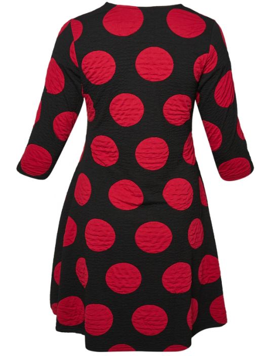 Pont Neuf mekko Kitty V2659 (Warm red) Tama suloinen mekko on laadultaan pehmeaa neuloksen tyyppista kangasta. Mallissa on