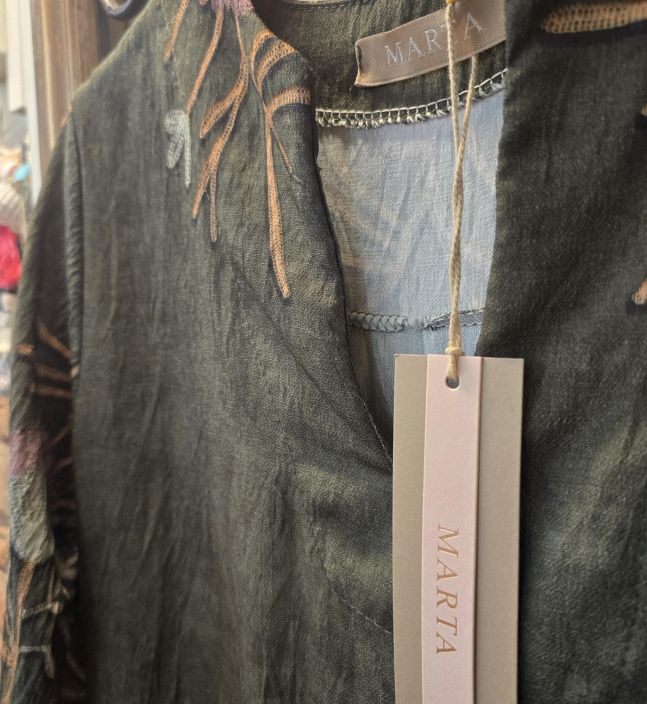 Marta du Chateau mekko 8721 Military vihreä kaunis kukkaiskuosi tuotekuva 2 Marta du Chateau mekko 8721 Military vihreä kaunis kukkaiskuosi tuotekuva 2
