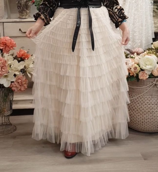 NOEN frilla kerrokset ja ihana sifonki hame 85754 Puuteri/kerma Tama uuden NOEN malliston hame on aivan super suloinen!