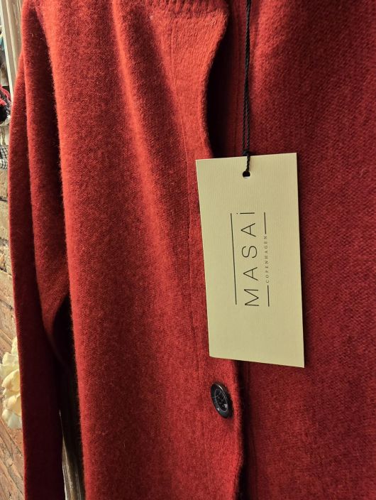 MASAI neulejakku Lannea Red Dahlia tyylikäs ja taivaallisen pehmeä villatakki tuotekuva 1