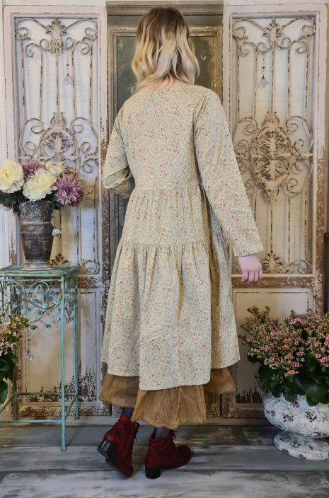 Les Ours mekko Myrtille (Kukka) Tama maalaisromanttinen kaunokainen on erittain suloinen ja miellyttavan tuntuinen paalla.