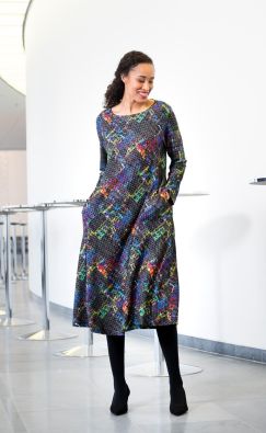 AINO Aino mekko Ramona tyylikäs Casas kuosi viskoosi kankaassa aaltoileva tesktuuri