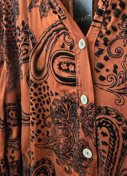 QNUZ paita 01 Terracotta pehmeä viskoosi satiini ja musta sametti tuotekuva 1