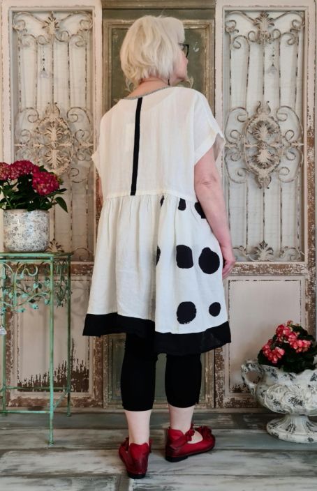 Mara Gibbucci mekko/tunika 53-50 Mara Gibbucci on rohkean pukeutujan unelma mallisto. Luonnonmateriaaleista luotuja