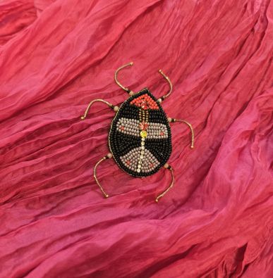 ERFURT Erfurt koriste ötökkä hakaneulalla, käsityötä Musta/Laventeli kuoriainen