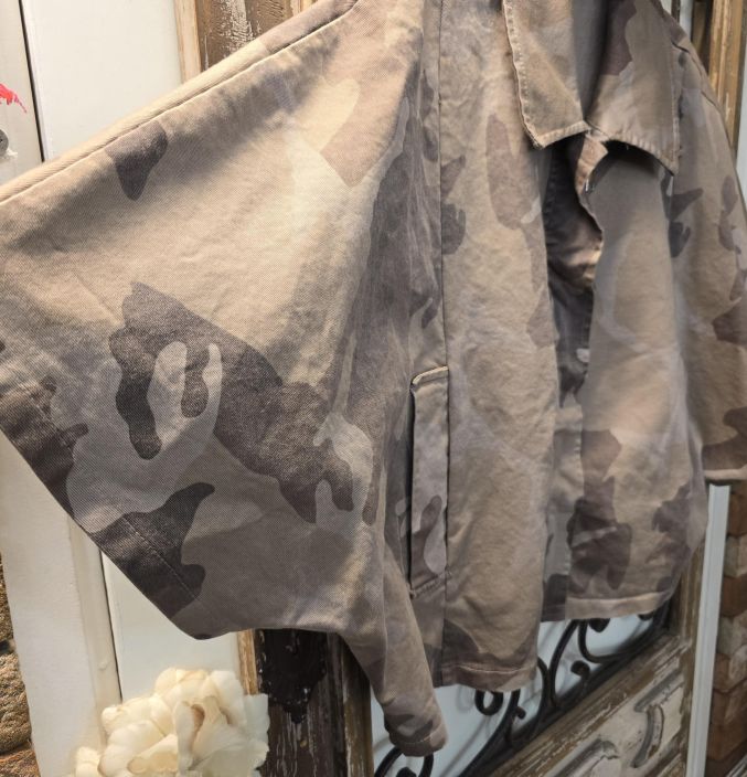 Marta du Chateau jakku/paita Unica Beige/camo tyylikäs ja uniikki oversize tuotekuva 2 Marta du Chateau jakku/paita Unica Beige/camo tyylikäs ja uniikki oversize tuotekuva 2