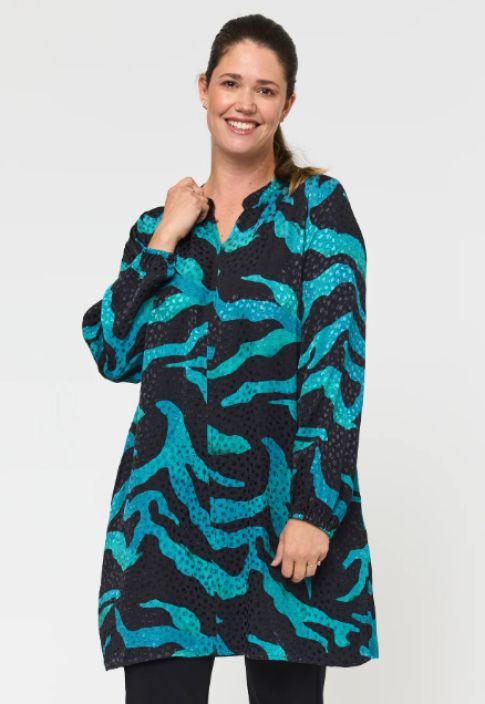 Pont Neuf tunika Vibe Petrol Blue ihana sinisen savyinen kuosi ja paalle ommeltu kiiltavat &quot;kukat&quot; Tama tunika yhdistaa