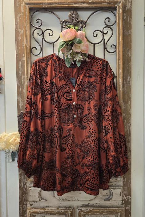 QNUZ paita 01 Terracotta pehmea viskoosi satiini ja musta sametti Tama paita QNUZ mallistosta on todella pehmea ja ajattoman